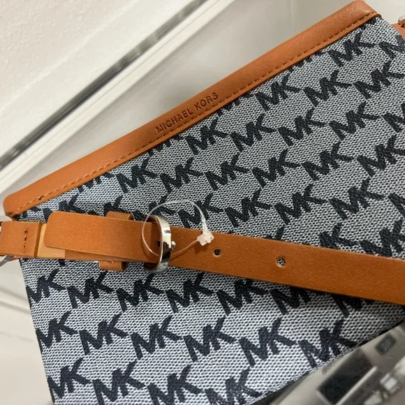 Michael Kors Monogram Leather
Fanny Pack Belt Bag - Picture 3 of 3